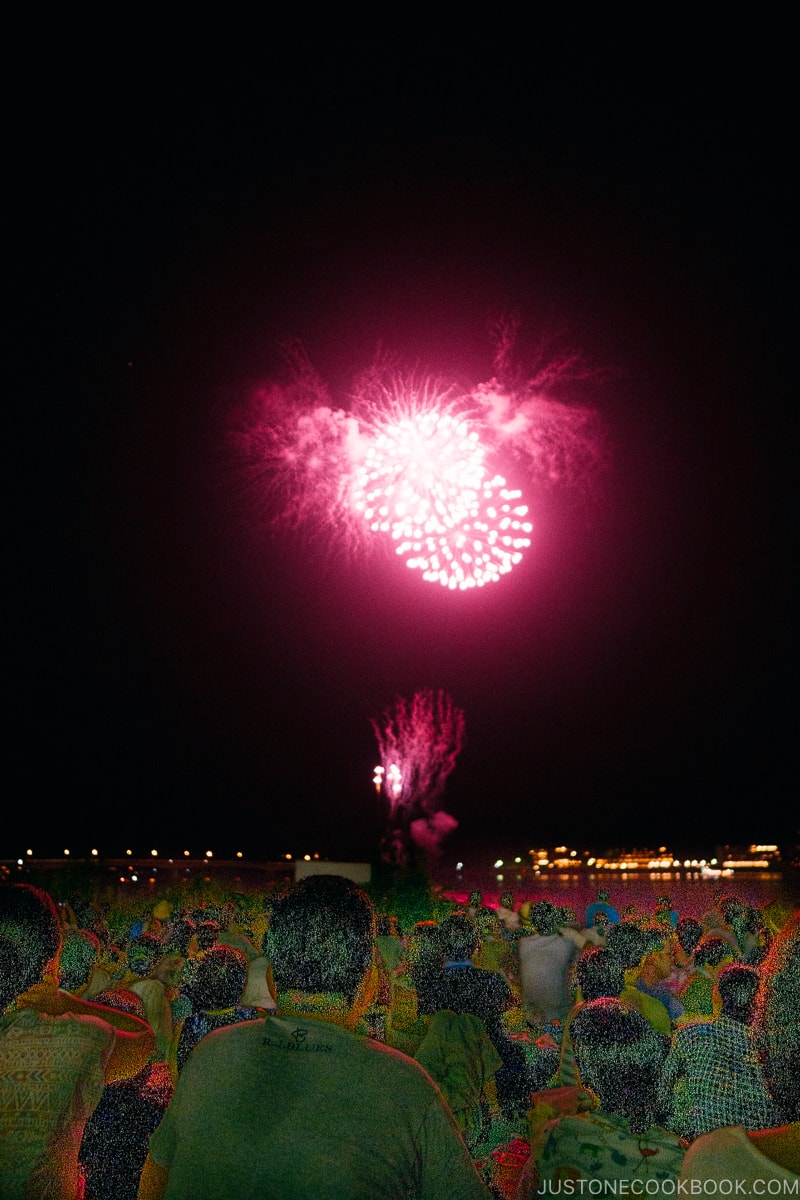 fireworks at Lake Kawaguchi Fireworks Festival - Japan's Fireworks - Hanabi | www.justonecookbook.com
