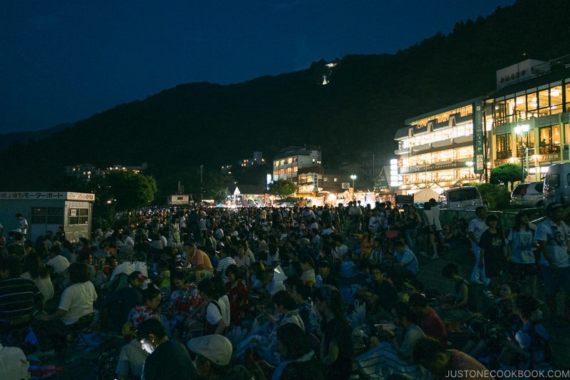 crowd waiting at Lake Kawaguchi Fireworks Festival - Japan's Fireworks - Hanabi | www.justonecookbook.com