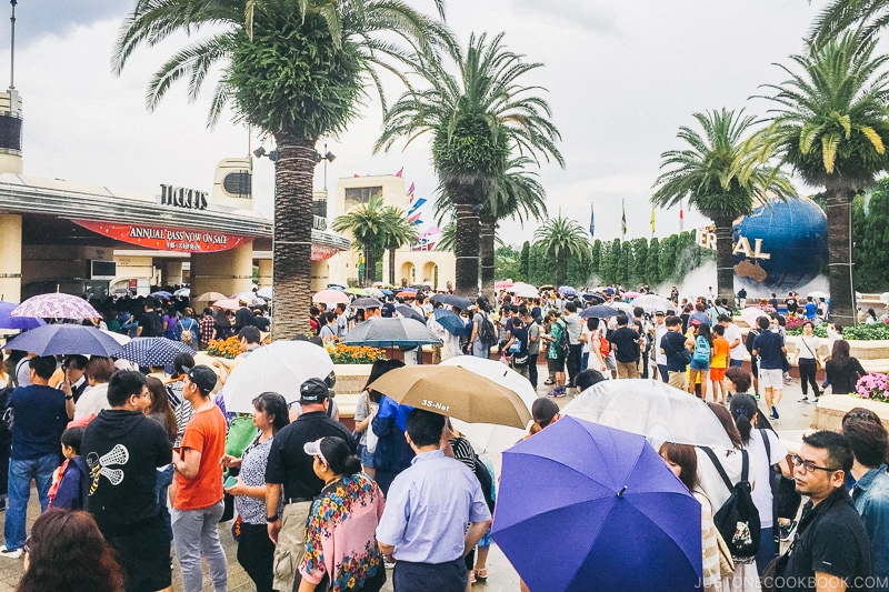 people in line waiting to get into USJ in the rain - Osaka Guide: Universal Studios Japan | www.justonecookbook.com