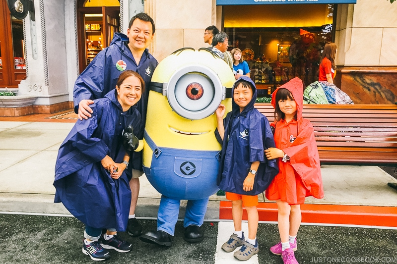 family posing with a minion - Osaka Guide: Universal Studios Japan | www.justonecookbook.com