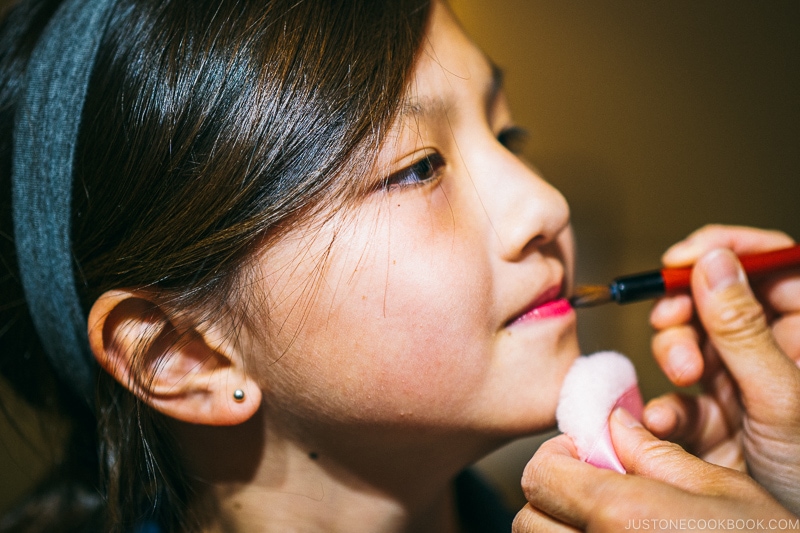 make up being applied on children - Nikko Travel Guide : Edo Wonderland Nikko Edomura | www.justonecookbook.com