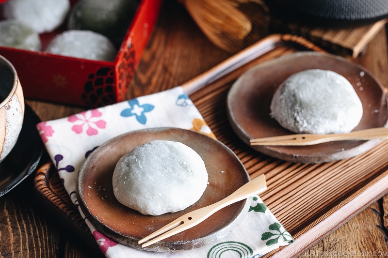 Green tea mochi on plate served on the wooden tray.