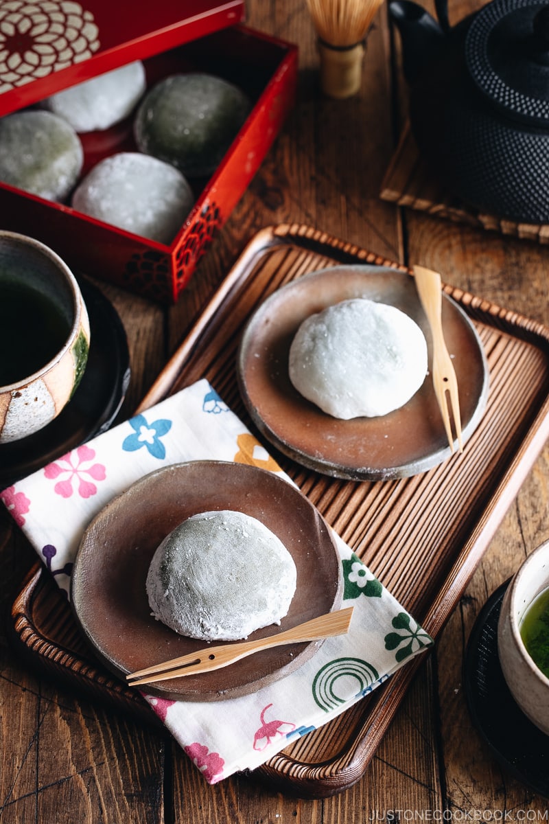 Green tea mochi on bizen plate and some mochi are in the Japanese box.