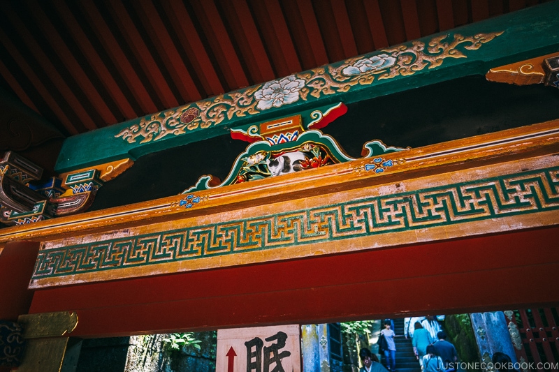 carving of Nemurineko (Sleeping Cat) on top of gate - Nikko Travel Guide : Nikko Toshogu Shrine | www.justonecookbook.com