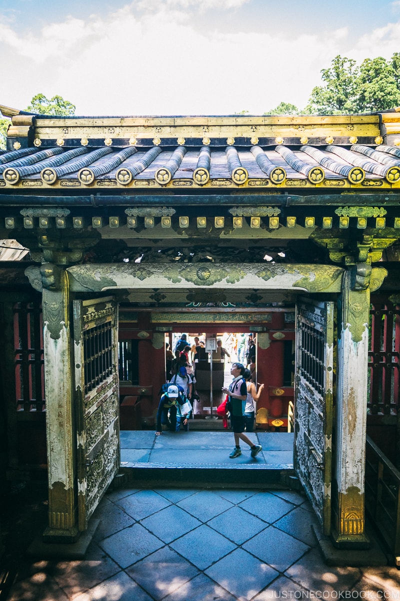 visitors passing through gates near Nemurineko (Sleeping Cat) - Nikko Travel Guide : Nikko Toshogu Shrine | www.justonecookbook.com