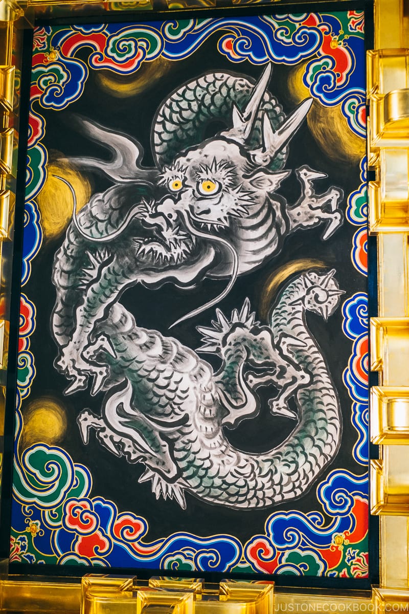 painting of dragon under Yomeimon Gate - Nikko Travel Guide : Nikko Toshogu Shrine | www.justonecookbook.com