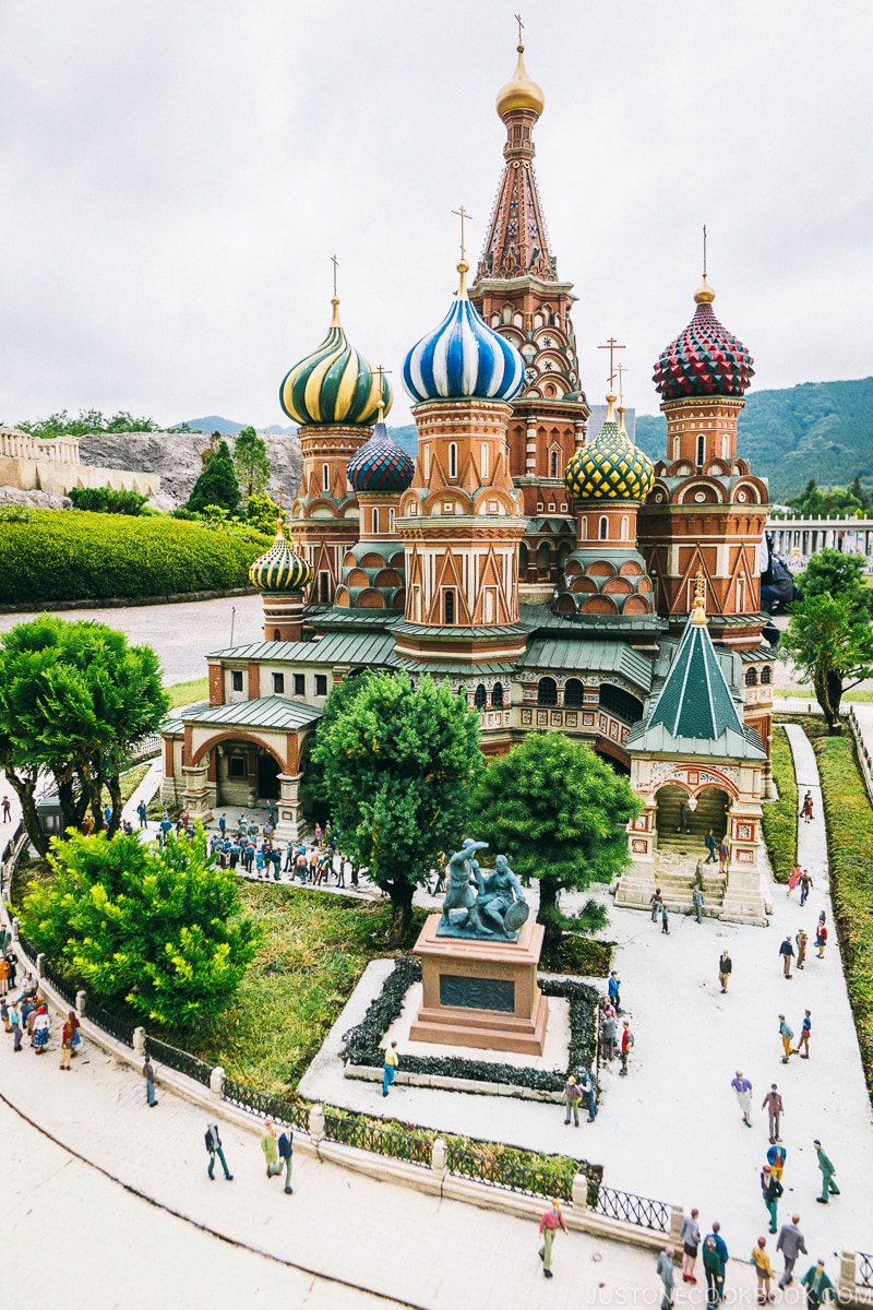 Saint Basil's Cathedral and Monument to Minin and Pozharsky - Nikko Travel Guide : Tobu World Square | www.justonecookbook.com