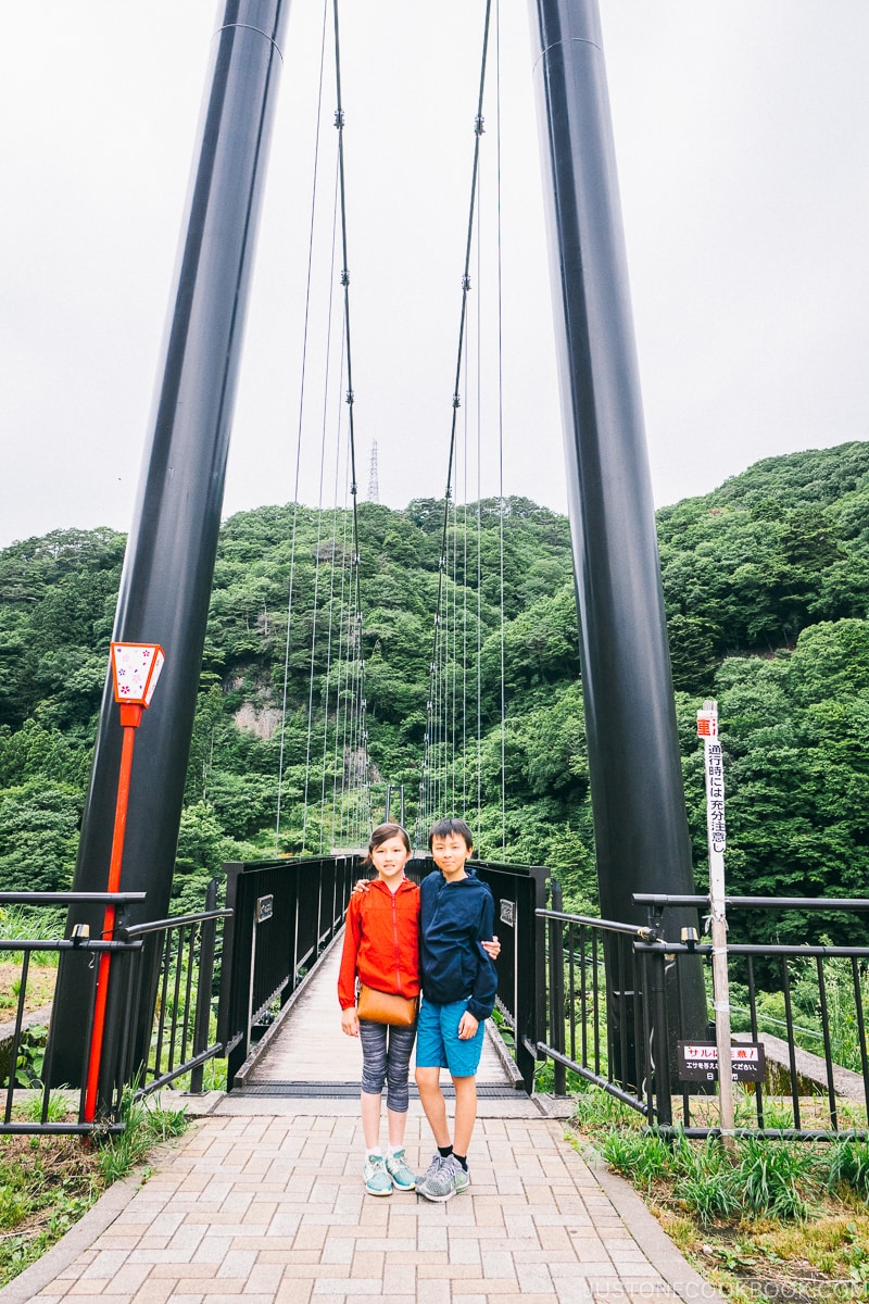 children in front of Kinu-Tateiwa-Otsuribashi Suspension Bridge - Nikko Travel Guide : Kinugawa Onsen | www.justonecookbook.com