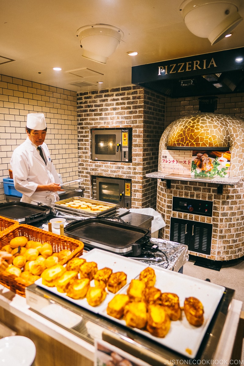 french toast and pizza oven - Nikko Travel Guide : Kinugawa Onsen | www.justonecookbook.com