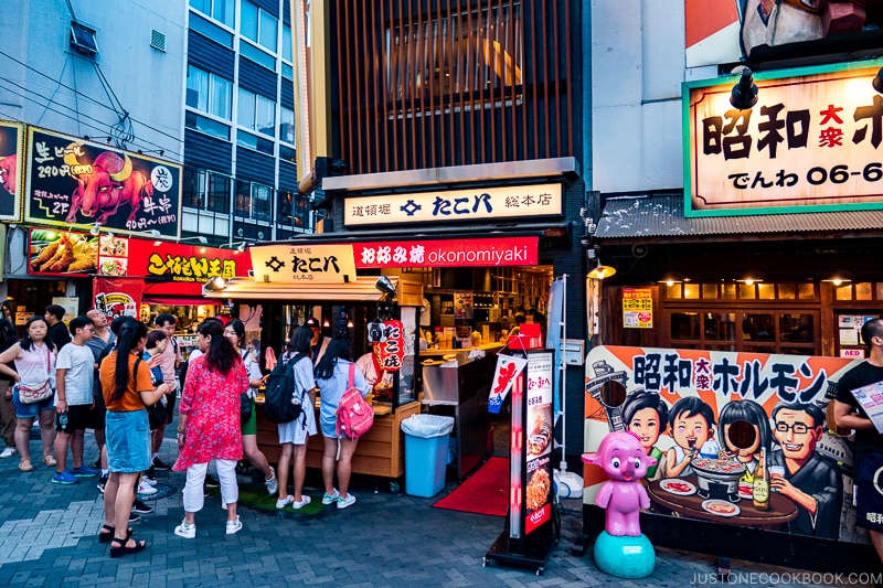 customers line up at food stall - Insiders' Guide for For First Time Visitors to Japan | www.justonecookbook.com