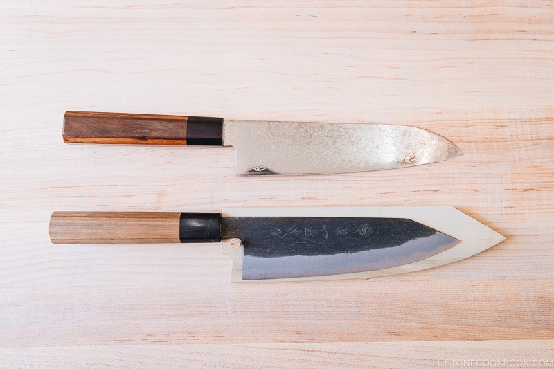 Santoku bouchou - Your Guide to Japanese Knives | www.justonecookbook.com 