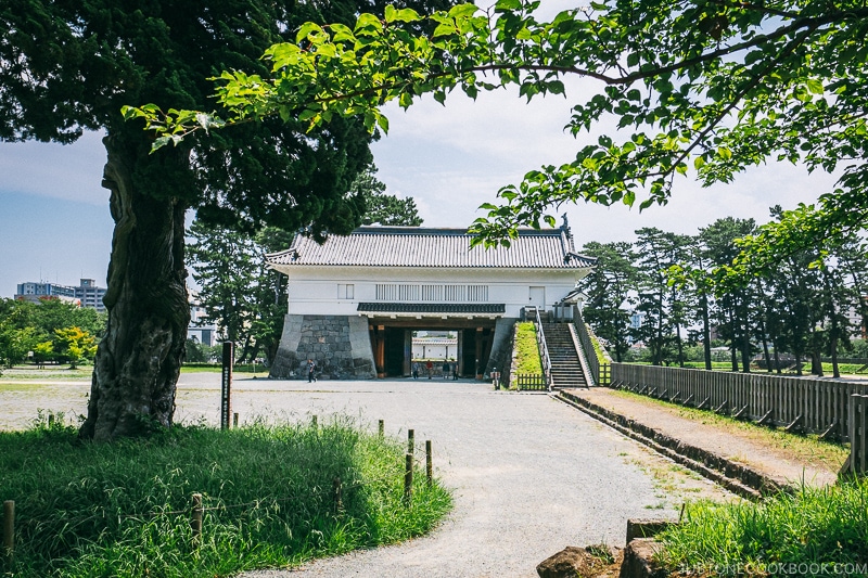 Akagane Gate at Odawara Castle - Odawara Castle Guide | www.justonecookbook.com 