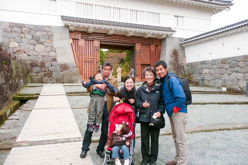 a family photo in front of Akagane Gate - Odawara Castle Guide | www.justonecookbook.com 