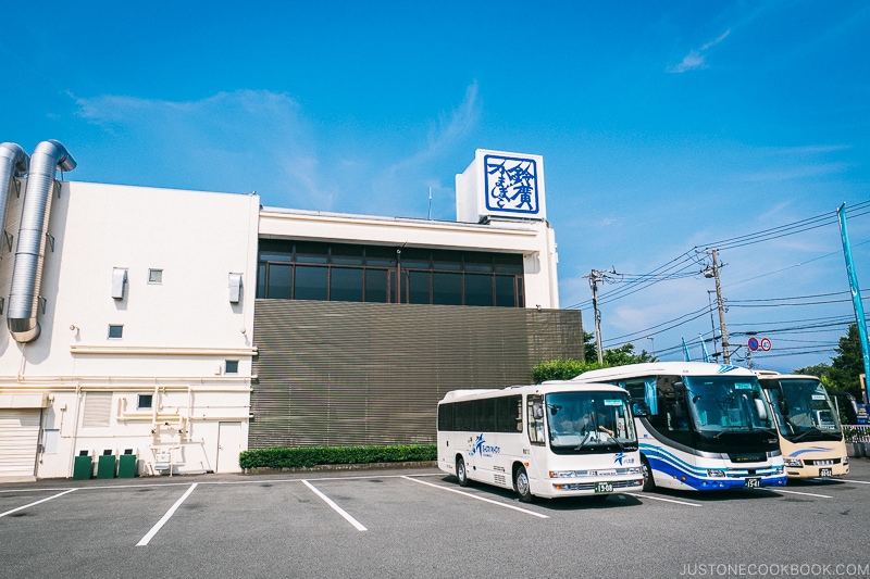 parking lot at Suzuhiro Kamaboko Museum - Make Fish Cakes at Suzuhiro Kamaboko Museum | www.justonecookbook.com 