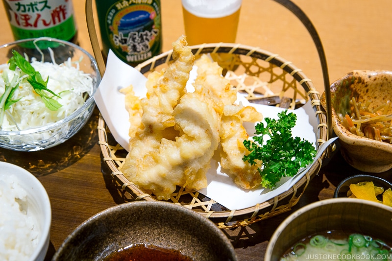 Chicken tempura served in a bamboo basket.