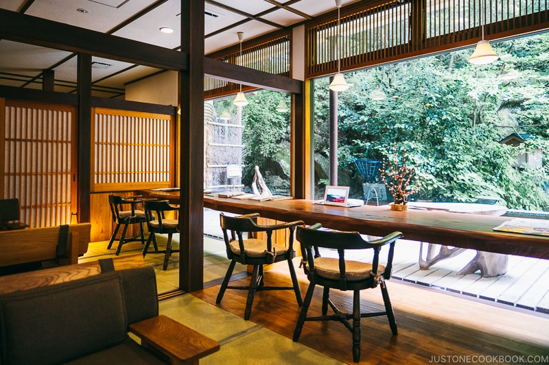 lounge area inside Gora Hanaogi Sounkaku - Hakone Gora Travel Guide | www.justonecookbook.com
