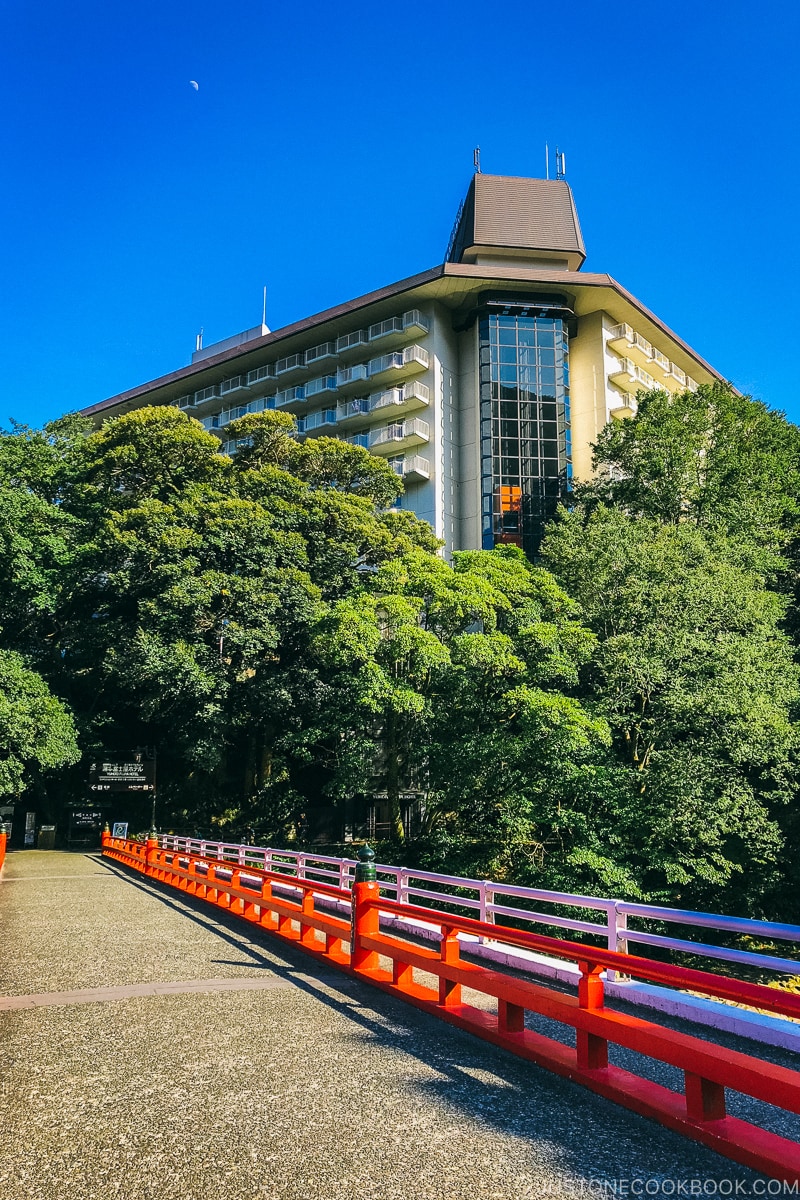 Ajisai Bridge with Yumoto Fujiya Hotel in the back - Hakone-Yumoto and Hakone Freepass Guide | www.justonecookbook.com