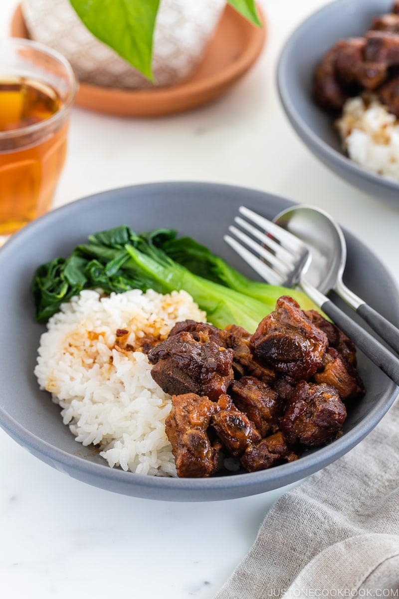 Instant pot honey spare ribs served with rice and steamed bok choy in a grey ceramic bowl.