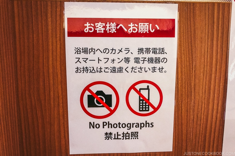 A close up of a no photo and no cellphone sign in Japanese