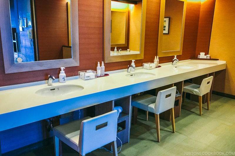 basic sink and mirror sink and mirror - Onsen Etiquette: Your Guide to Japanese Hot Springs | www.justonecookbook.com
