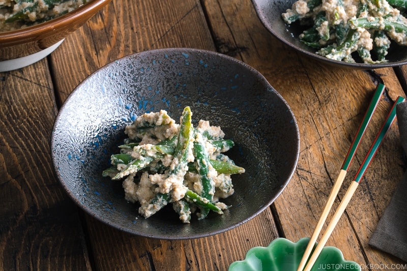 Green bean shiraae in black ceramic bowls.