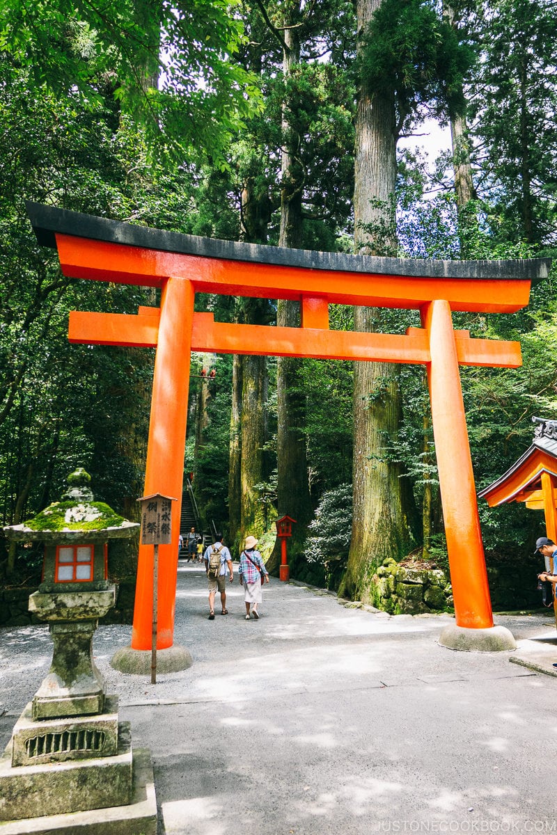 torii gate in front of Hakone Shrine - Hakone Lake Ashi Guide | www.justonecookbook.com