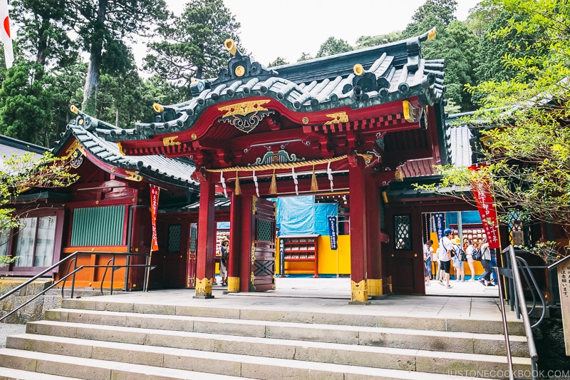 entrance to Hakone Shrine - Hakone Lake Ashi Guide | www.justonecookbook.com 