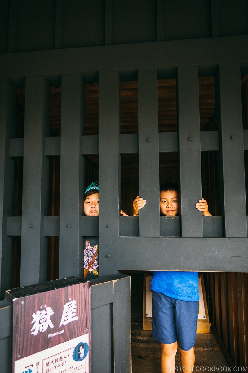 kids inside prison bars at Hakone Checkpoint - Hakone Lake Ashi Guide | www.justonecookbook.com 