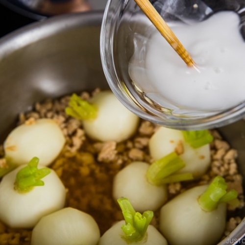 Thickening a Japanese simmered dish with cornstarch slurry to thicken the sauce.