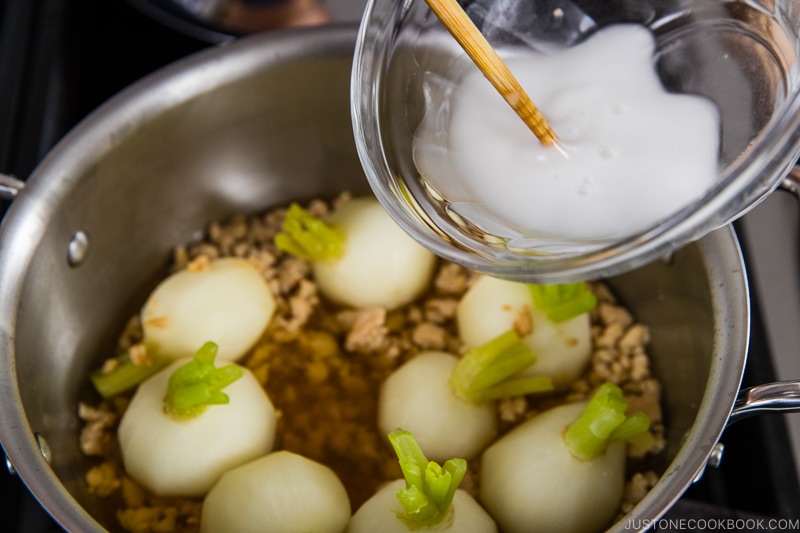 Thickening a Japanese simmered dish with cornstarch slurry to thicken the sauce.