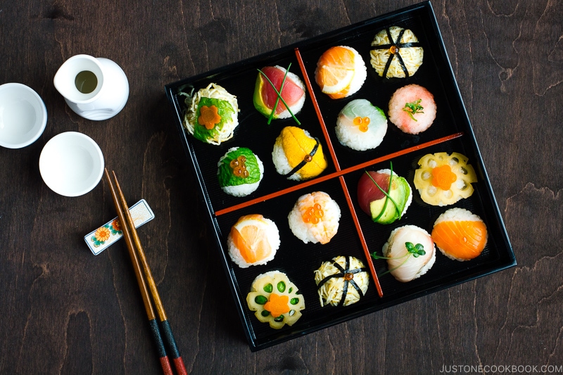 Temari sushi in a black lacquer box.