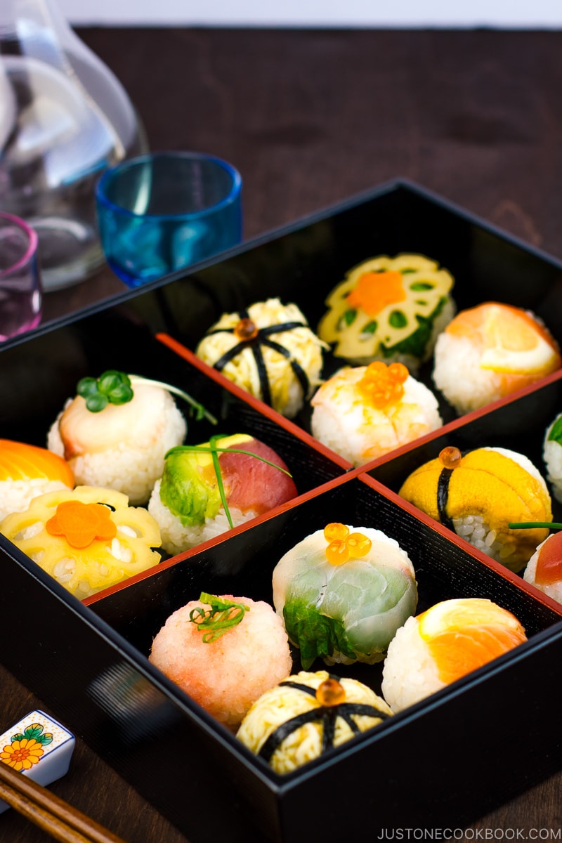 Temari sushi in a black lacquer box.