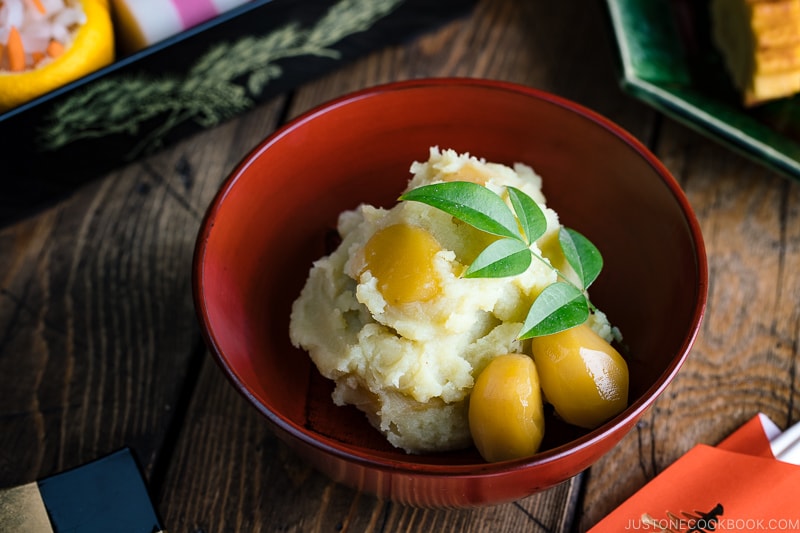 Japanese New Year dish Kuri Kinton is served in the lacquer bowl.