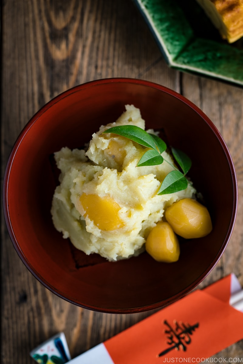 Japanese New Year dish Kuri Kinton is served in the lacquer bowl.