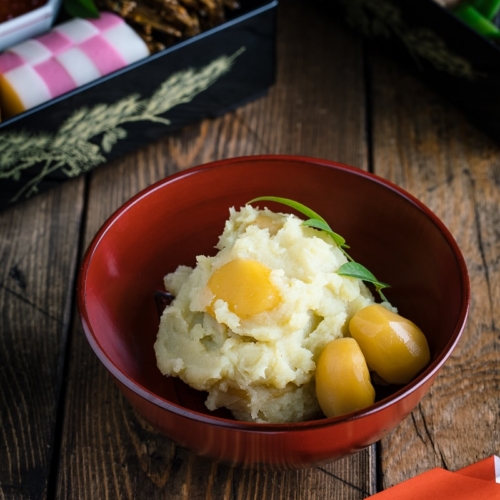 Japanese New Year dish Kuri Kinton is served in the lacquer bowl.