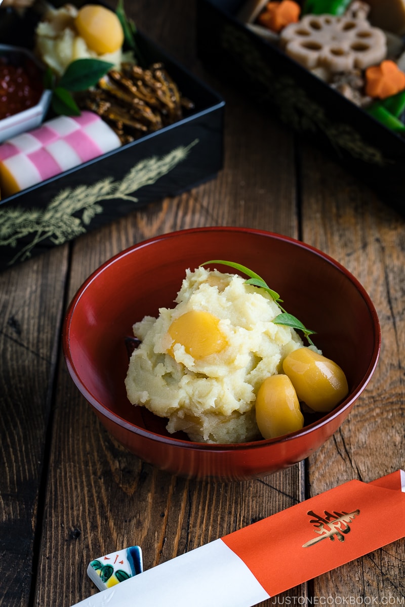 Japanese New Year dish Kuri Kinton is served in the lacquer bowl.