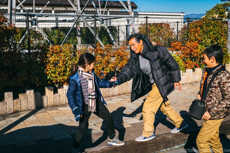 children playing games with grandpa - Celebrate New Year at Isawa Onsen in Yamanishi | www.justonecookbook.com 