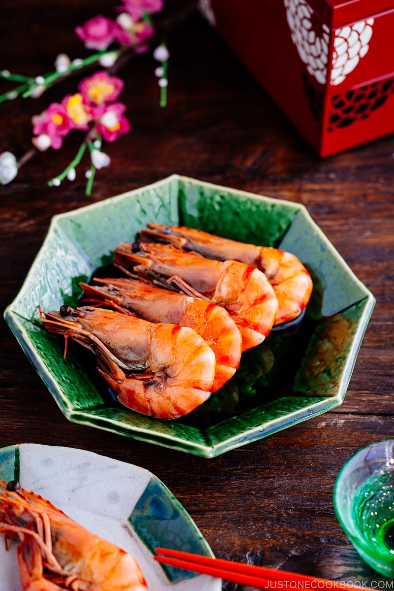 Simmered shrimp on the green plate.