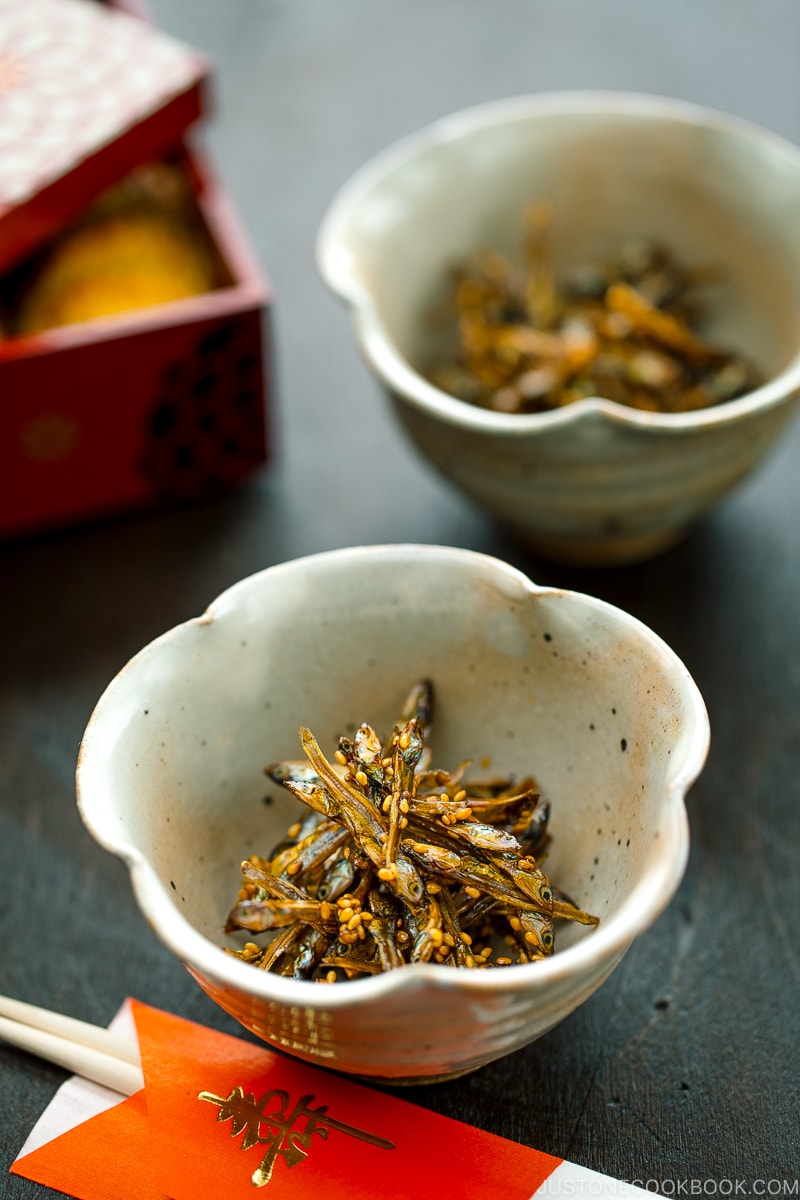 White flower-shaped ceramic containing candied sardines (tazukuri)