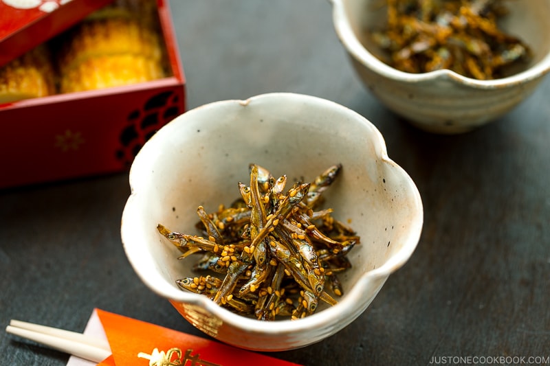 White flower-shaped ceramic containing candied sardines (tazukuri)