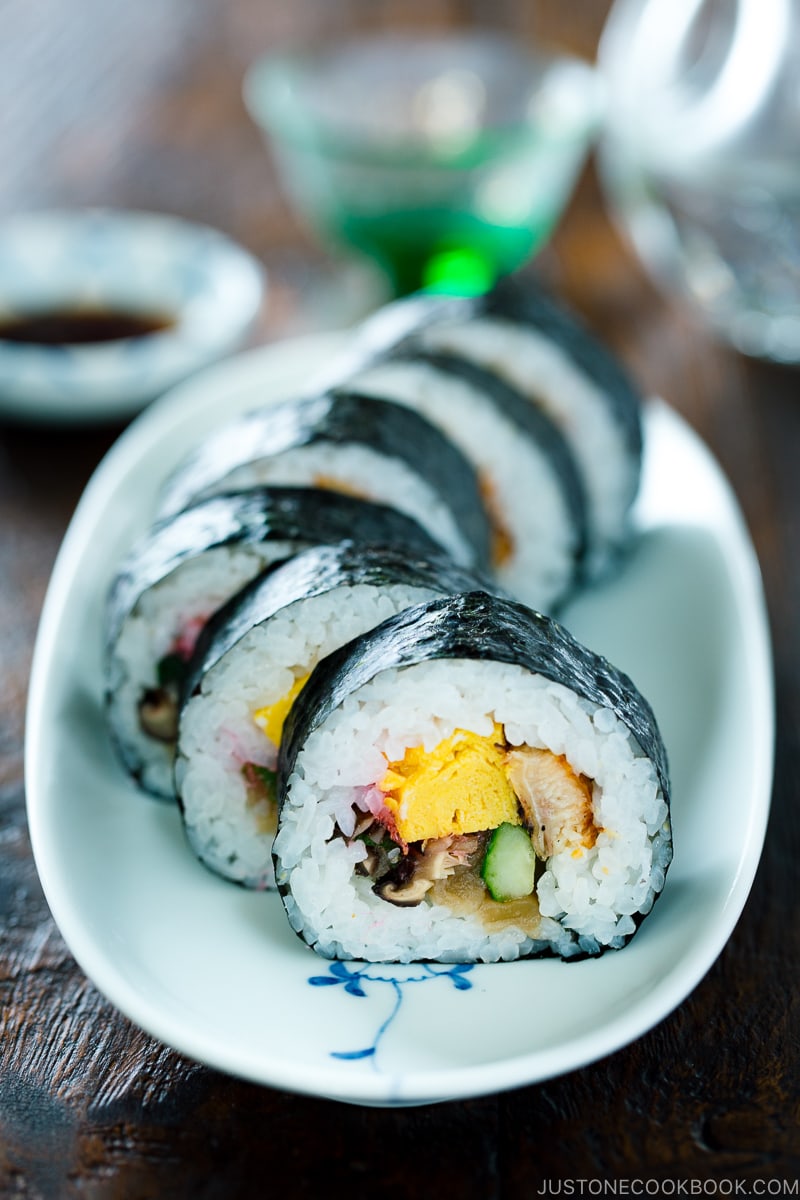 Futomaki (Maki Sushi) su un lungo piatto bianco.
