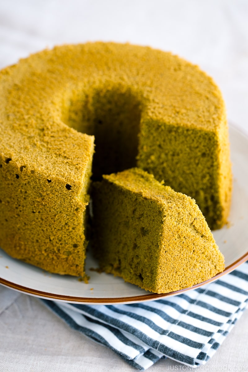 Gâteau en mousseline de thé vert servi sur une assiette blanche.