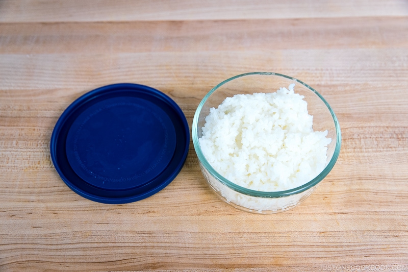 Glass airtight containers with steamed rice in them.