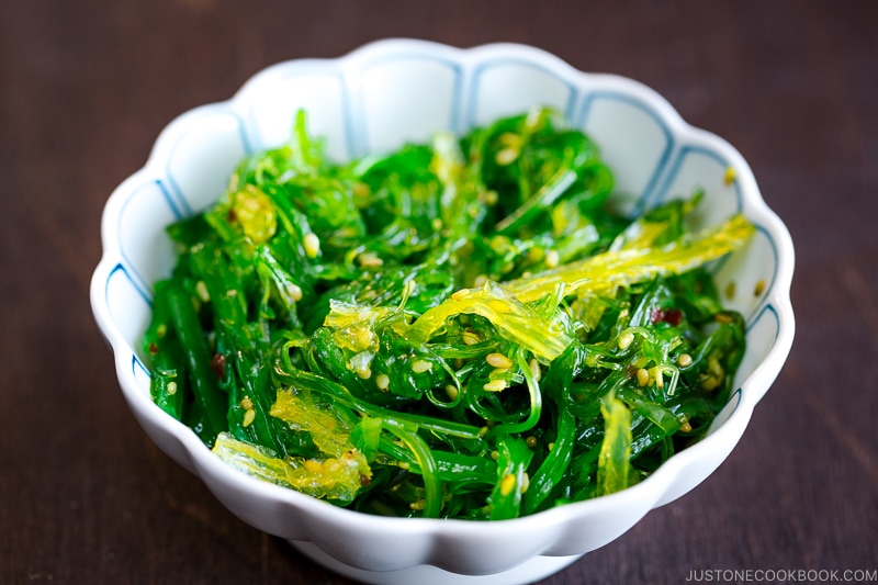 Seaweed Salad with Miso Dressing 海 藻 サ ラ ダ * Just One Cookbook.