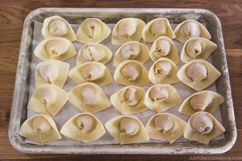 Soupe Wonton aux crevettes et au porc |  Recettes japonaises faciles sur JustOneCookbook.com