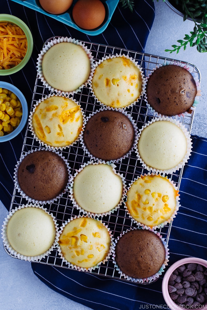 3 kinds of steamed cakes placed on a wire rack.