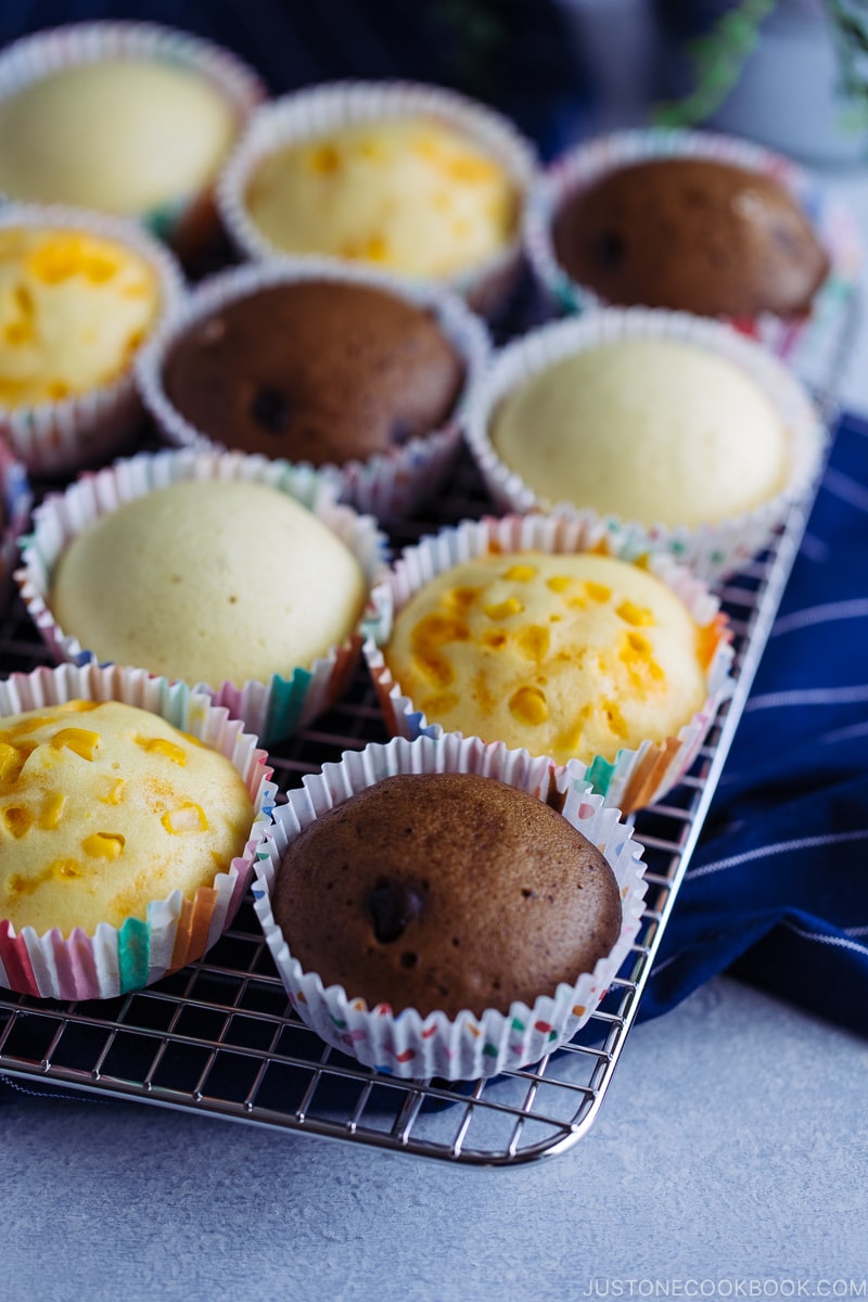 3 kinds of steamed cakes placed on a wire rack.