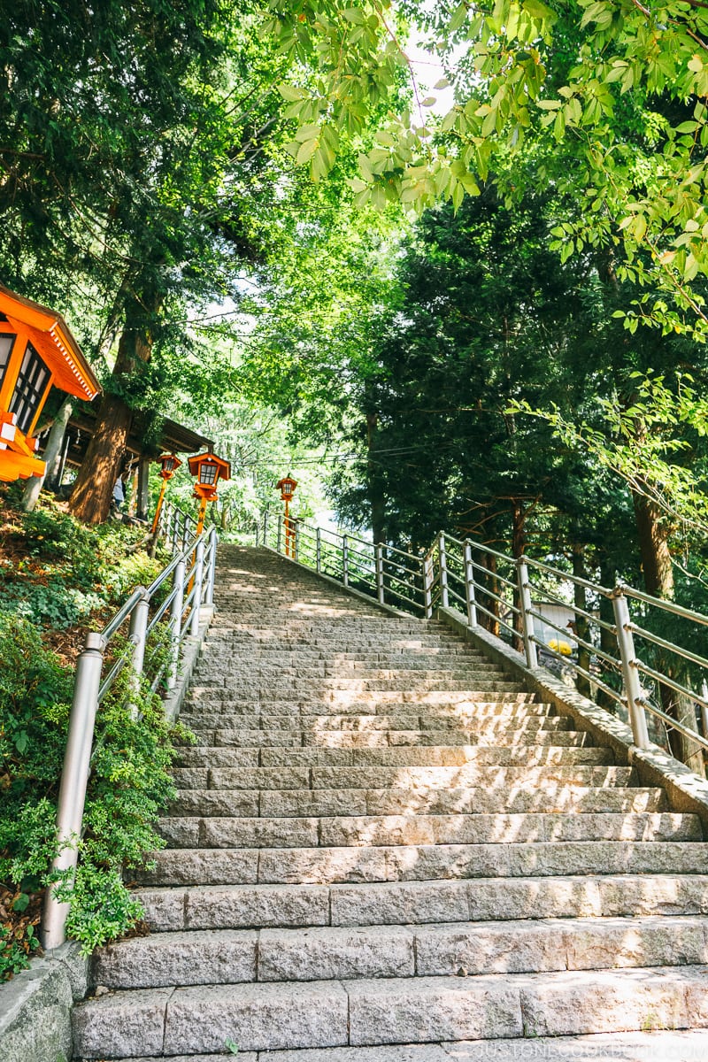 Steps to go to Arakura Fuji Sengen Jinja (Shrine) - Things to do around Lake Kawaguchi | www.justonecookbook.com