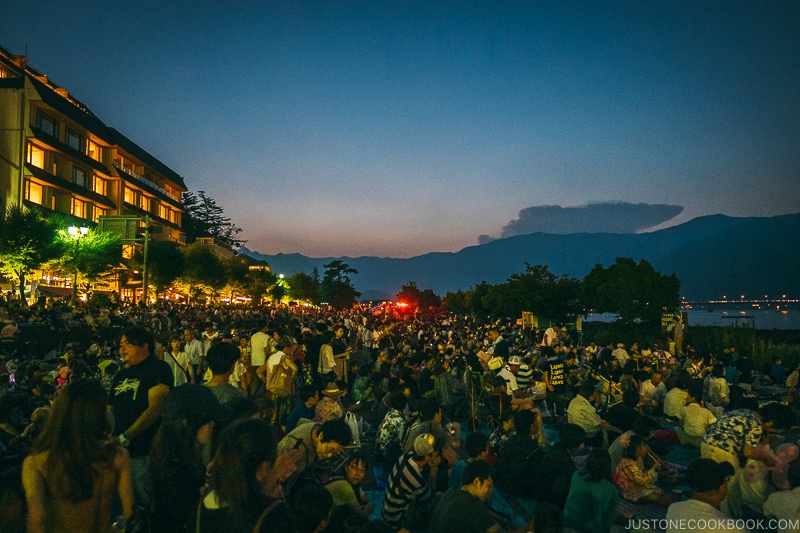 Crowds waiting by the lakeshore for fireworks - Things to do around Lake Kawaguchi | www.justonecookbook.com