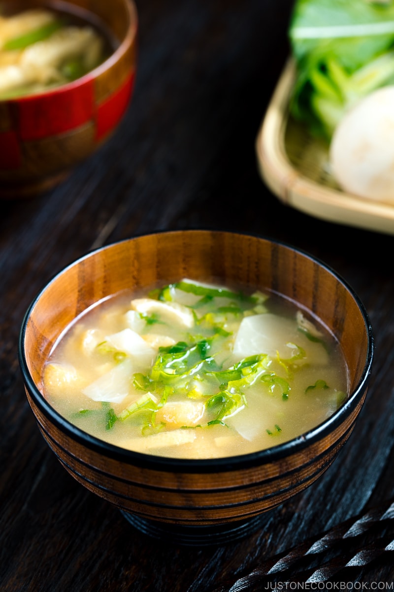 Trois sortes de soupes miso aux légumes;  chacun servi dans un bol en bois japonais.